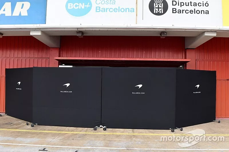 Paravents devant le garage McLaren