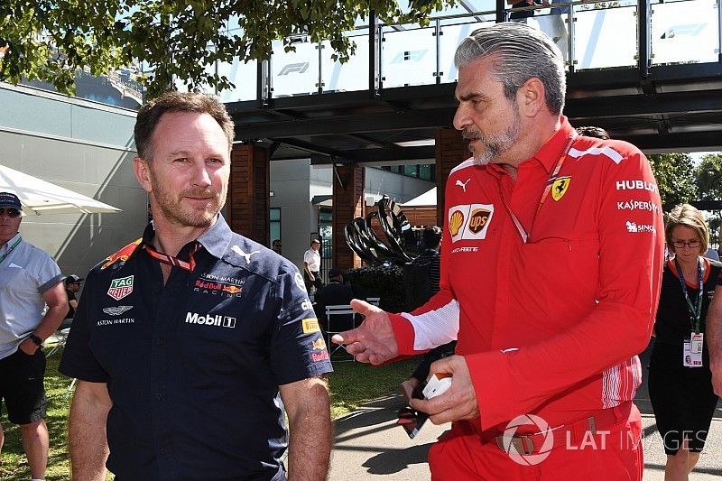 Christian Horner, director del equipo Red Bull Racing y Maurizio Arrivabene, director del equipo Fer