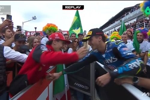 Macac&atilde;o dourado, abra&ccedil;o de Marc M&aacute;rquez e Alex Barros: a comemora&ccedil;&atilde;o do t&iacute;tulo de Diogo Moreira na Moto2