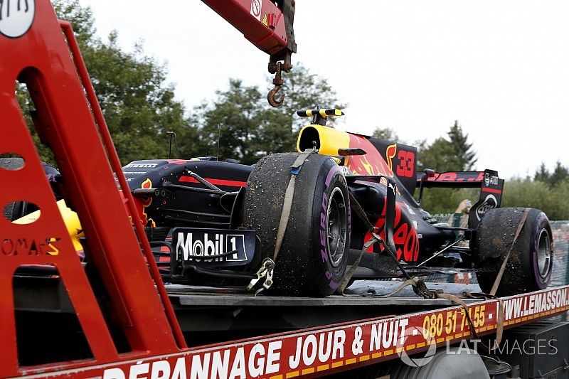 Auto von Max Verstappen, Red Bull Racing RB13, wird nach dem Ausall geborgen