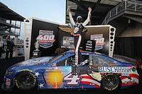 Harvick gana la Brickyard 400 y Suárez en top 20