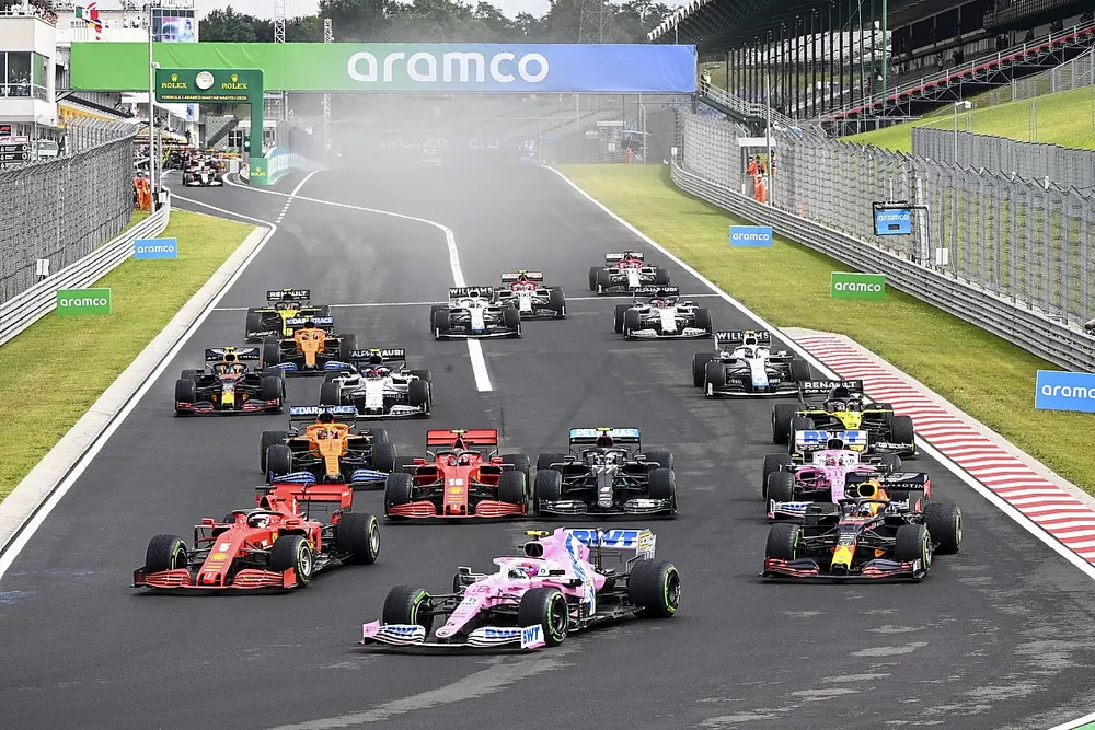 Lance Stroll, Racing Point RP20, Max Verstappen, Red Bull Racing RB16, Sebastian Vettel, Ferrari SF1000, Valtteri Bottas, Mercedes F1 W11, Charles Leclerc, Ferrari SF1000, al inicio