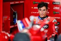 Marc Márquez, lesionado tras tirarle Bezzecchi en la carrera de Mandalika