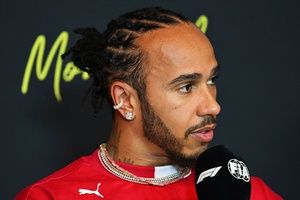 F1 - Após rumor sobre saída de Vasseur, Hamilton defende chefe da Ferrari: especulações são "uma bobagem"