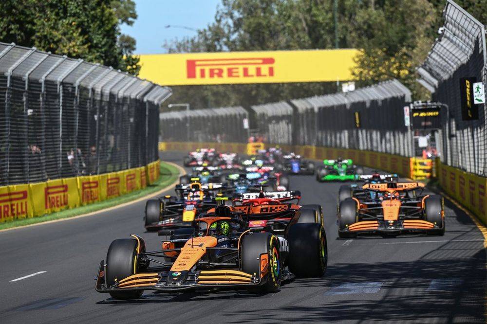 Lando Norris, McLaren MCL38, Charles Leclerc, Ferrari SF-24, Oscar Piastri, McLaren MCL38, Sergio Perez, Red Bull Racing RB20, the remainder of the field on the opening lap