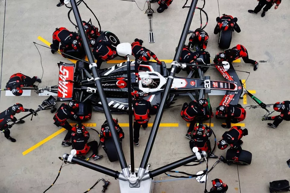 Kevin Magnussen, Haas VF-24, pit stop yapıyor