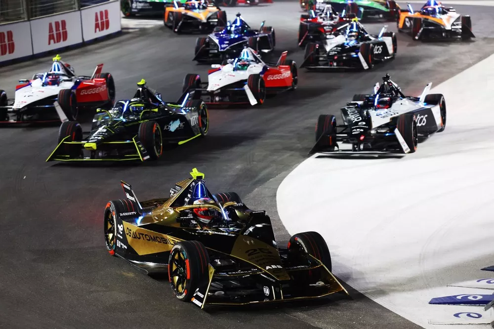 Jean-Eric Vergne, DS Penske, DS E-Tense FE23, Mitch Evans, Jaguar Racing, Jaguar I-TYPE 6, Sergio Sette Camara, ERT Formula E Team, ERT X24, Norman Nato, Andretti Global, Porsche 99X Electric Gen3, Jake Dennis, Andretti Global, Porsche 99X Electric Gen3, the rest of the field at the start