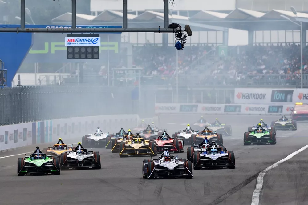 Pascal Wehrlein, Porsche, Porsche 99X Electric Gen3, Sebastien Buemi, Envision Racing, Jaguar I-TYPE 6, Maximilian Gunther, Maserati Racing, Maserati Tipo Folgore, Nick Cassidy, Jaguar TCS Racing, Jaguar I-TYPE 6, Mitch Evans, Jaguar Racing, Jaguar I-TYPE 6, Jake Hughes, McLaren, e-4ORCE 04, the rest of the field at the start