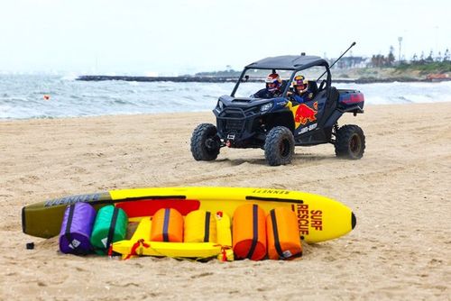 VIDEO: Checo Pérez y Verstappen vencen a Ricciardo y Tsunoda... ¡en la playa!