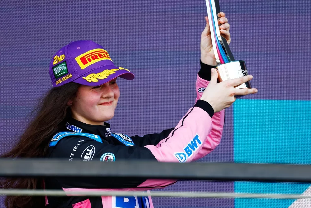 Podio: segundo puesto Abbi Pulling, Rodin Motorsport