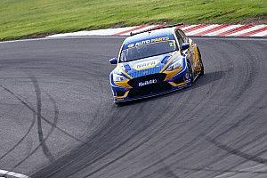 BTCC Brands Hatch: Cammish secures stunning pole from Turkington