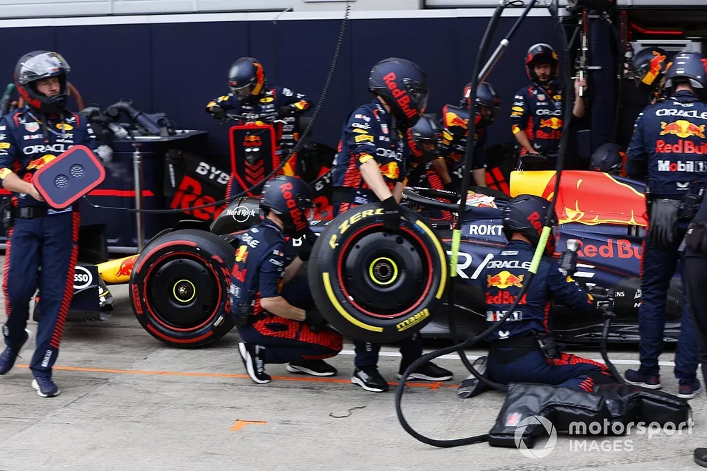 Max Verstappen, Red Bull Racing RB19, in the pits