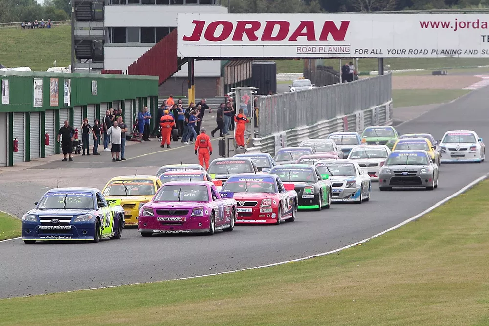 Pickup Truck start action at Mallory Park 
