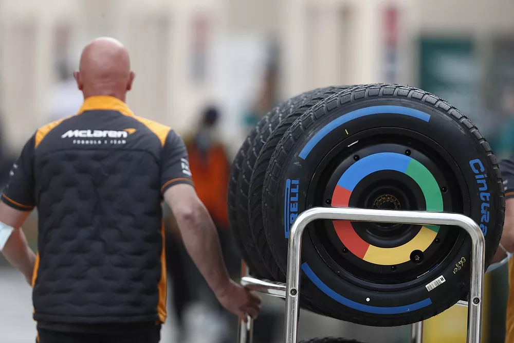 Un membre de McLaren avec des pneus Pirelli