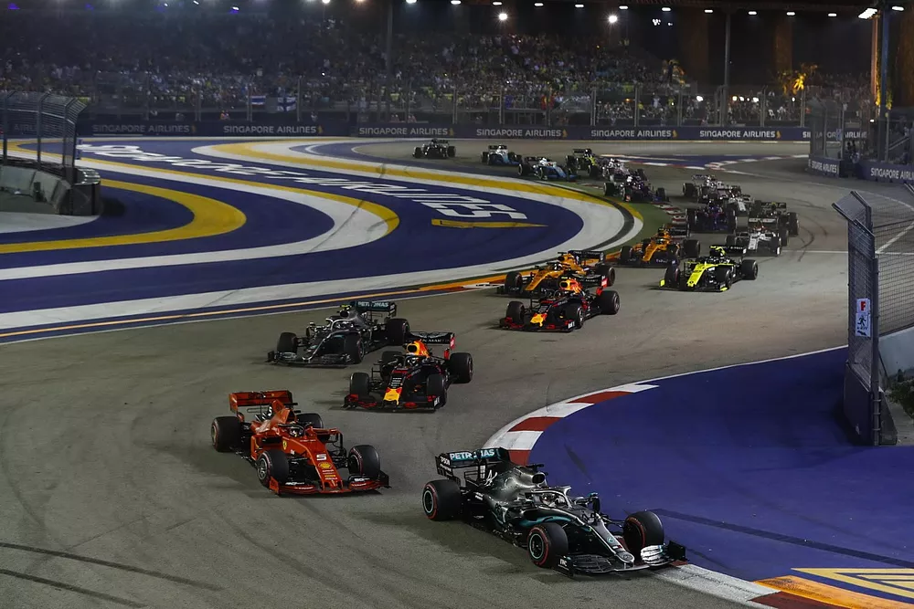 Lewis Hamilton, Mercedes AMG F1 W10, devant Sebastian Vettel, Ferrari SF90, Max Verstappen, Red Bull Racing RB15, Valtteri Bottas, Mercedes AMG W10, Alexander Albon, Red Bull Racing RB15, Carlos Sainz Jr., McLaren MCL34, et le reste du peloton au d&eacute;part