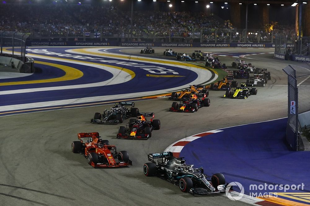 Lewis Hamilton, Mercedes AMG F1 W10, leads Sebastian Vettel, Ferrari SF90, Max Verstappen, Red Bull Racing RB15, Valtteri Bottas, Mercedes AMG W10, Alexander Albon, Red Bull Racing RB15, Carlos Sainz Jr., McLaren MCL34, and the remainder of the field at the start
