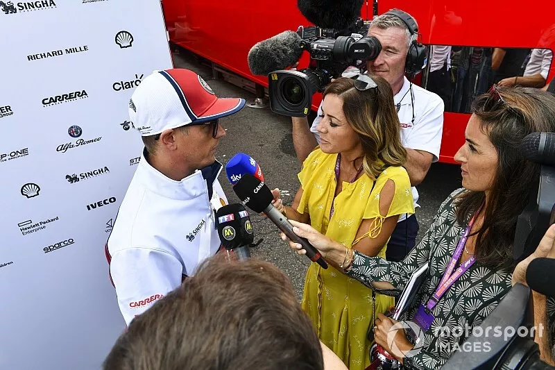 Kimi Raikkonen, Alfa Romeo Racing, habla con Margot Laffite y Natalie Pinkham 