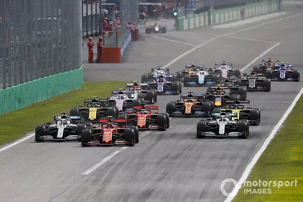 Charles Leclerc, Ferrari SF90 devant Lewis Hamilton, Mercedes AMG F1 W10 et Valtteri Bottas, Mercedes AMG W10 au d&eacute;part
