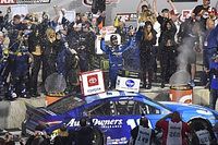 Truex Jr. soport&oacute; la presi&oacute;n de Logano para ganar en Richmond