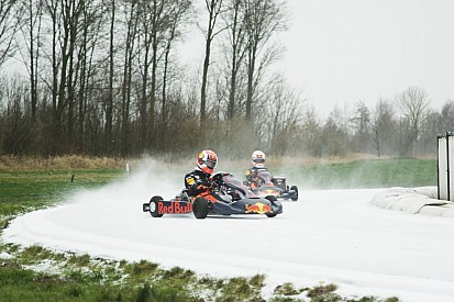 Video: Red Bull-coureurs Verstappen en Gasly karten op ijsbaan