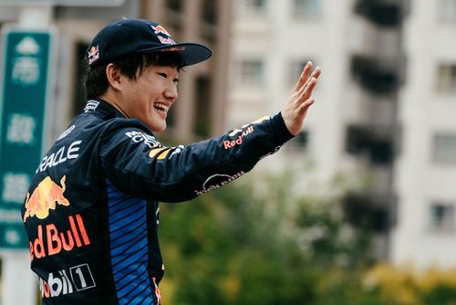 Cómo se vio a Tsunoda en su primera aparición pública como piloto de Red Bull