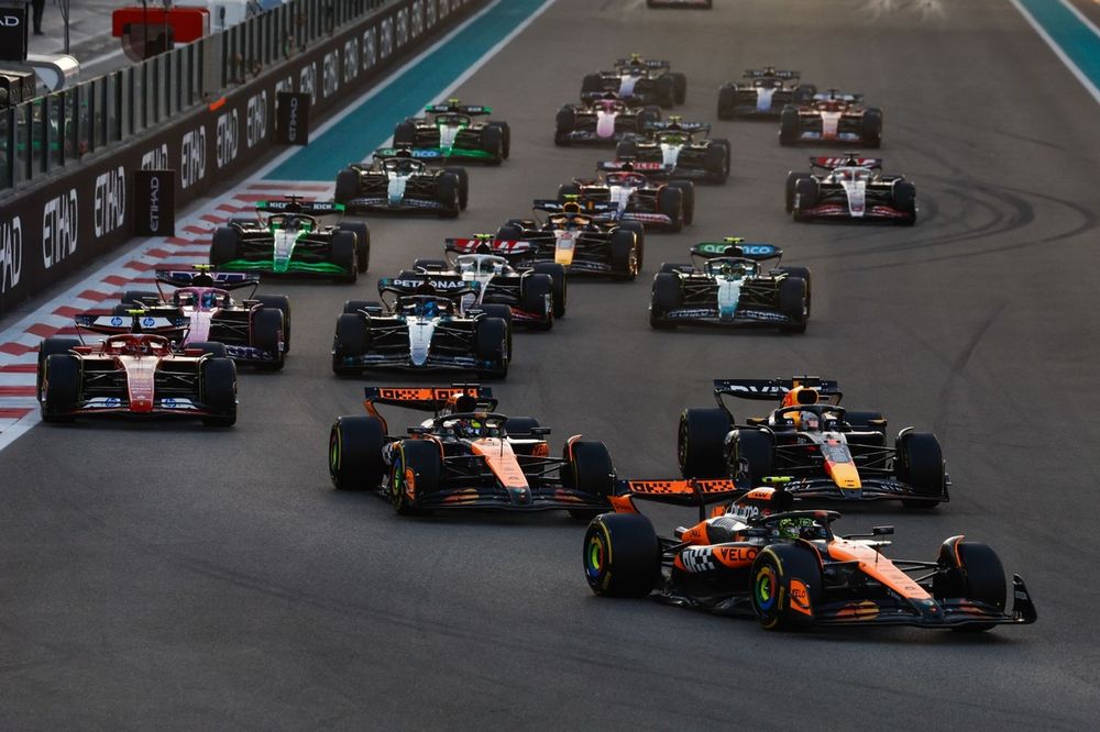 Lando Norris, McLaren MCL38, Oscar Piastri, McLaren MCL38, Max Verstappen, Red Bull Racing RB20, Carlos Sainz, Ferrari SF-24, Pierre Gasly, Alpine A524, the rest of the field at the start