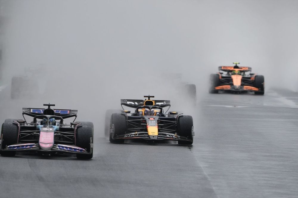 Max Verstappen, Red Bull Racing RB20, Esteban Ocon, Alpine A524 