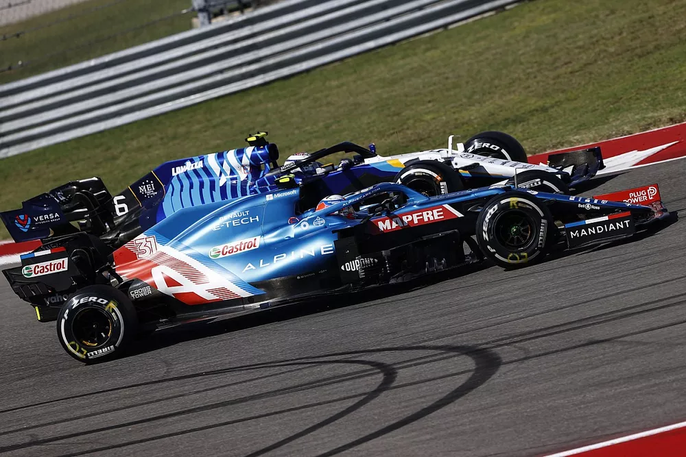 Nicholas Latifi, Williams FW43B, se bat avec Esteban Ocon, Alpine A521