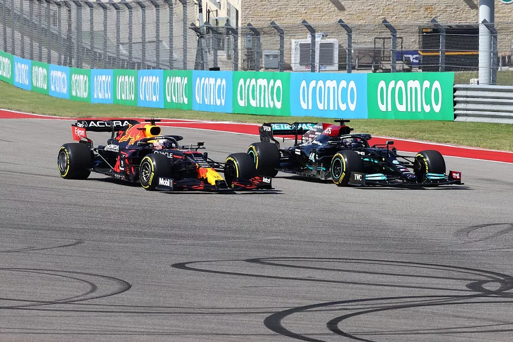 Max Verstappen, Red Bull Racing RB16B, se bat avec Lewis Hamilton, Mercedes W12, au d&eacute;part
