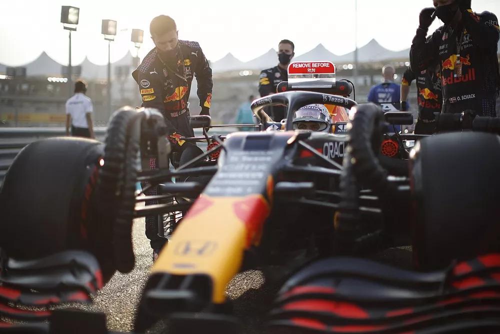 Max Verstappen, Red Bull Racing RB16B, arrive sur la grille