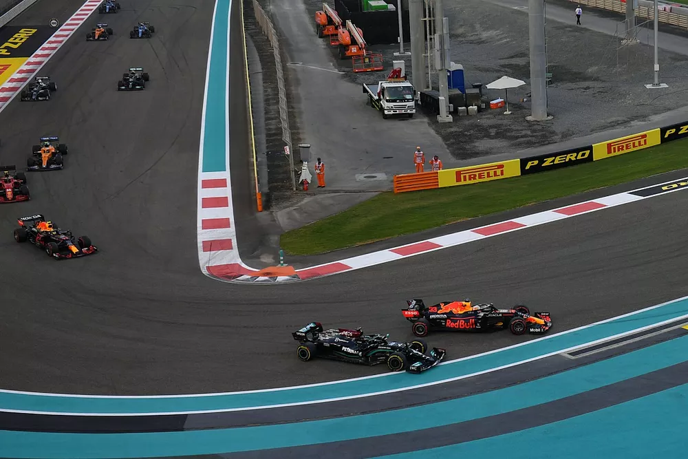 Max Verstappen, Red Bull Racing RB16B, bindt de strijd aan met Lewis Hamilton, Mercedes W12, in de openingsronde