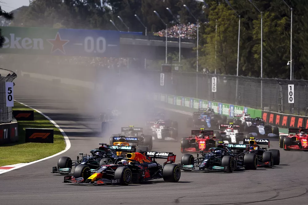 Max Verstappen, Red Bull Racing RB16B, Lewis Hamilton, Mercedes W12, Valtteri Bottas, Mercedes W12, Daniel Ricciardo, McLaren MCL35M, Sergio P&eacute;rez, Red Bull Racing RB16B, y el resto de la parrilla de salida