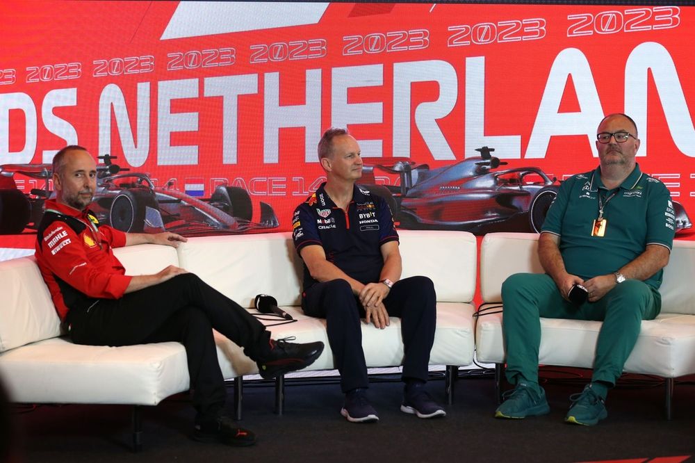 Enrico Cardile, Jefe de Chasis, Ferrari, Paul Monaghan, Ingeniero Jefe, Red Bull Racing, Tom McCullough, Director de Rendimiento, Aston Martin F1 Team, en la rueda de prensa del equipo Prinicplas.