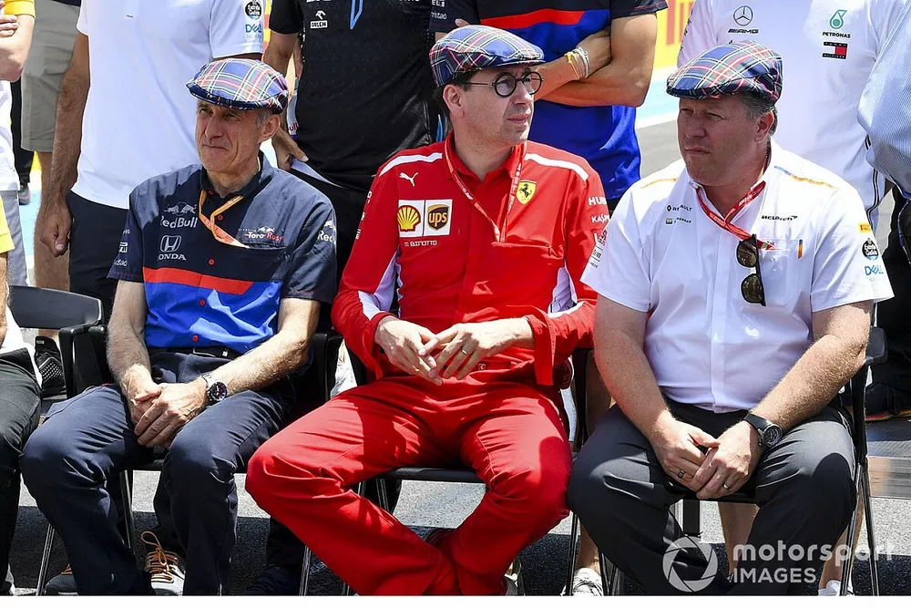 Franz Tost, director del equipo, Toro Rosso, Mattia Binotto, director del equipo Ferrari, y Zak Brown, director ejecutivo de McLaren, se unen a los pilotos y a otros en el uso de gorras planas para celebrar el reciente cumplea&ntilde;os de Sir Jackie Stewart, 3 veces campe&oacute;n de F1