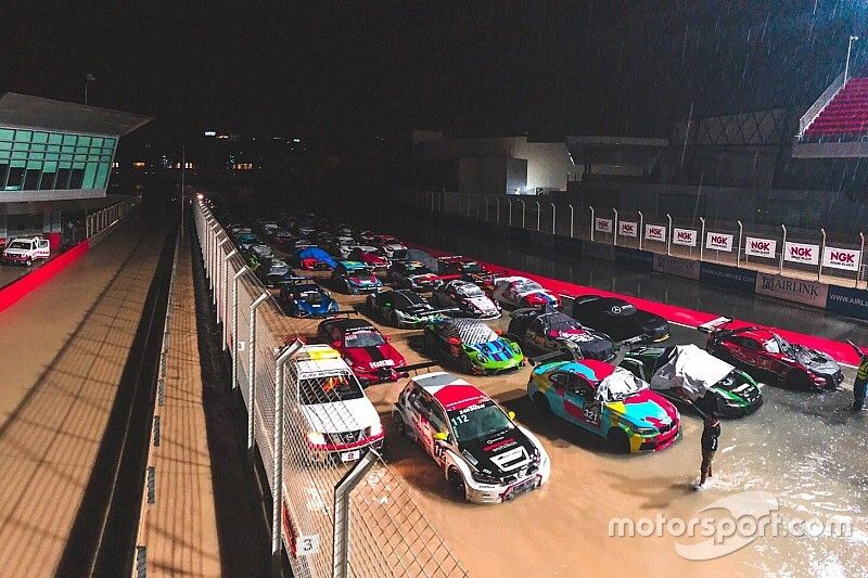 Coche en la recta inundada