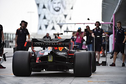 Gasly ve Verstappen, Red Bull'un yeni yarış tulumunu giydi