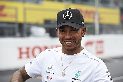 Hamilton: "Ordini di scuderia? Mi stupisce che la Ferrari non lo abbia fatto a Monza"
