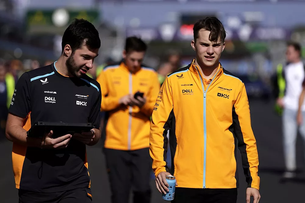 Oscar Piastri, McLaren, cammina in pista 