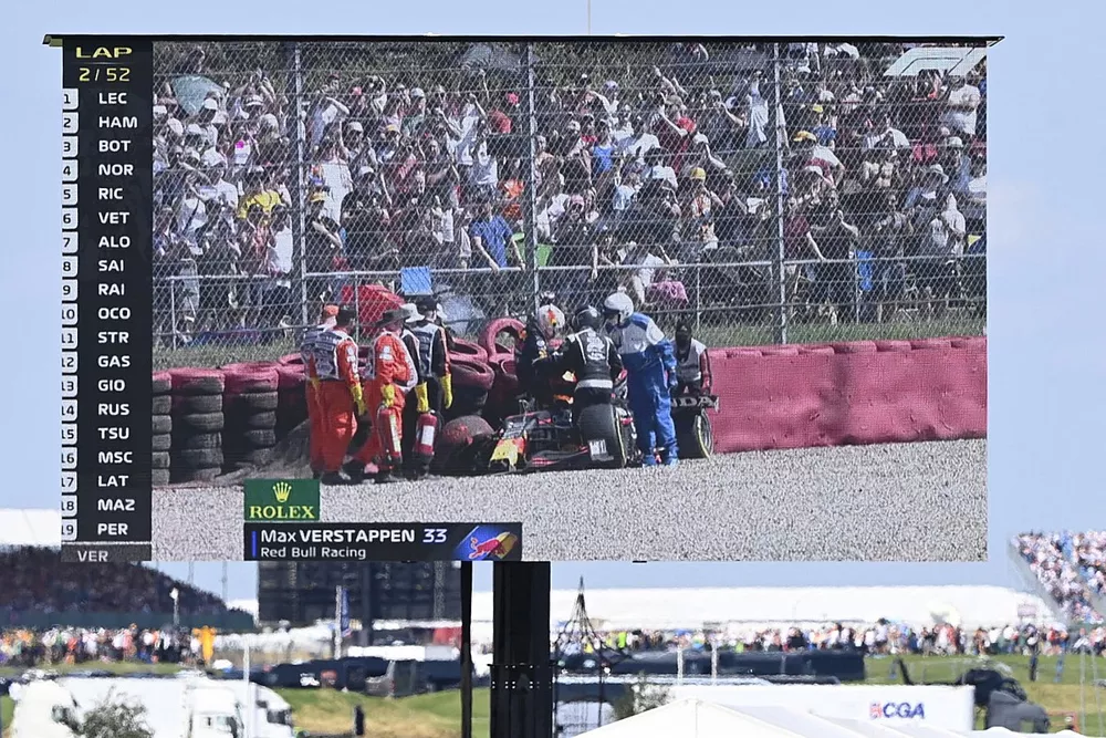 Max Verstappen, Red Bull Racing RB16B, s'extrait de sa voiture endommag&eacute;e apr&egrave;s son accident dans le premier tour