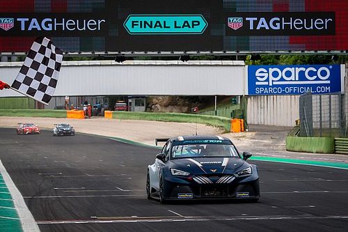 Así se vive un día en las carreras con CUPRA