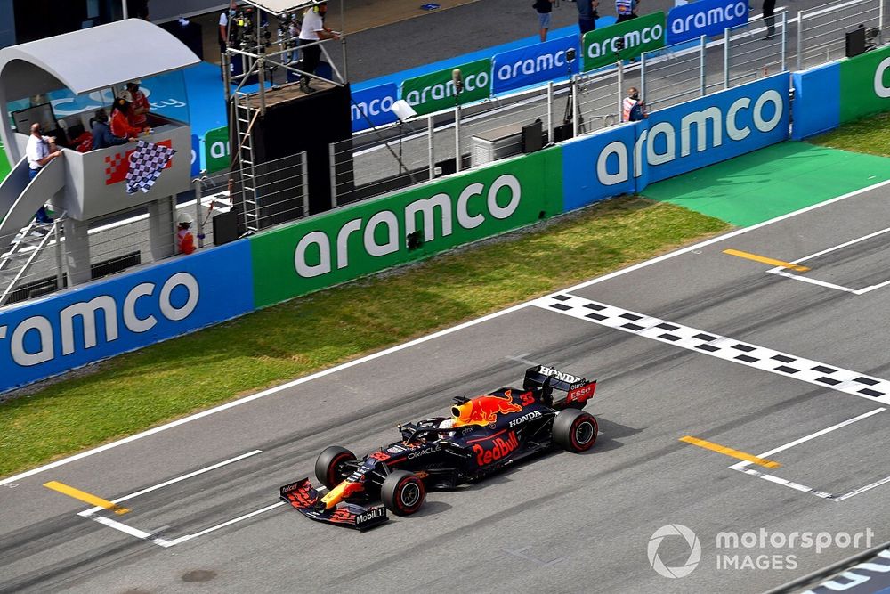 Max Verstappen, Red Bull Racing RB16B, segunda posici&oacute;n, cruza la bandera a cuadros