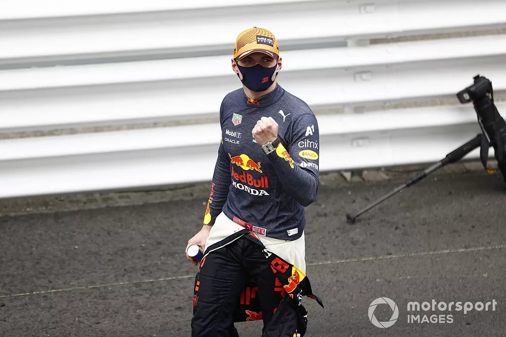 Max Verstappen, Red Bull Racing, c&eacute;l&egrave;bre sa victoire dans le parc ferm&eacute;