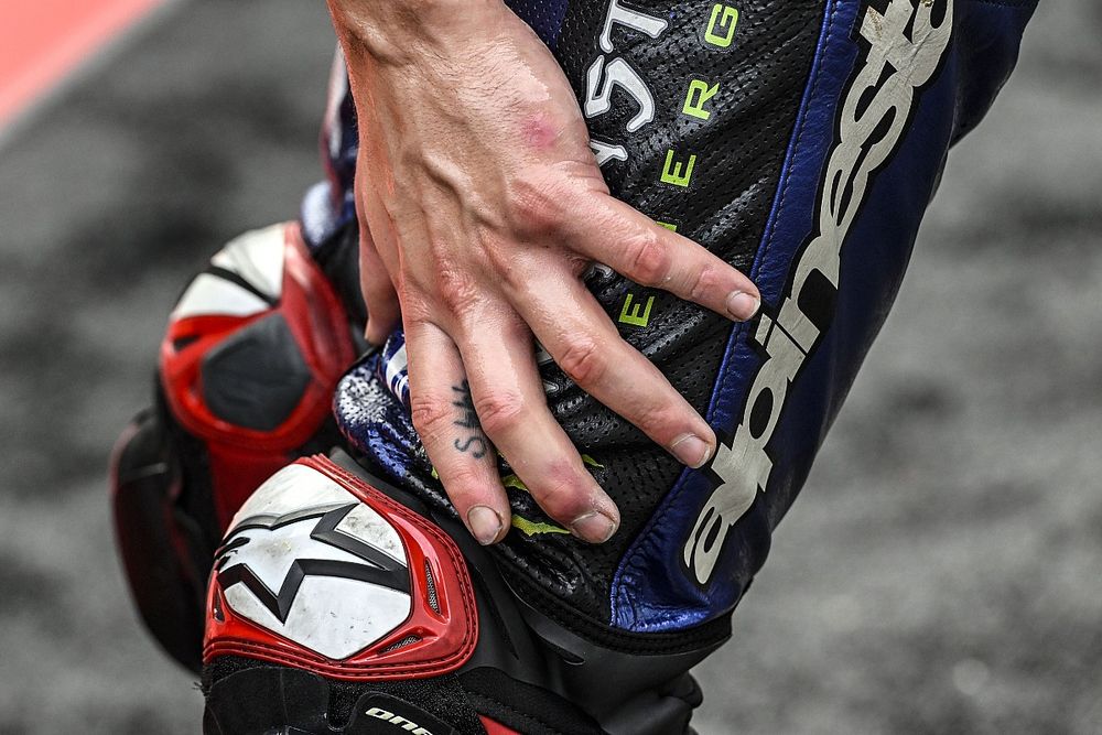 Detalle de la mano de Fabio Quartararo, Yamaha Factory Racing