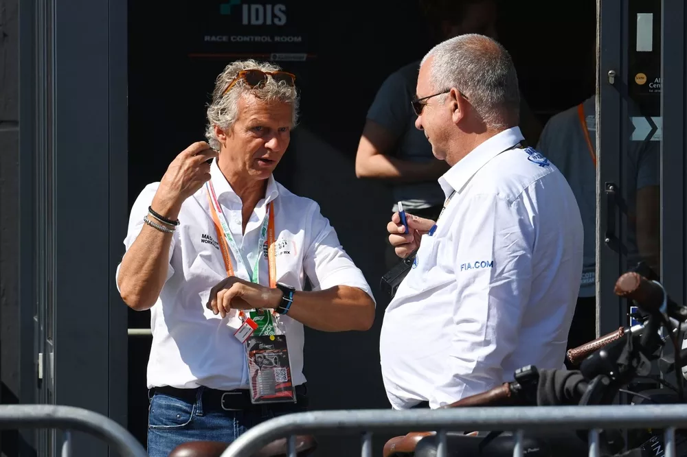 Jan Lammers spreekt met Eduardo Freitas, Race Director, FIA 