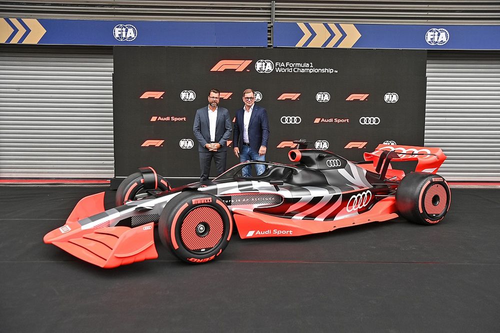 Oliver Hoffmann, Jefe de Desarrollo T&eacute;cnico de Audi Sport GmbH, con Markus Duesmann, Presidente del Consejo de Administraci&oacute;n de Audi AG, con el nuevo Audi Sport concept
