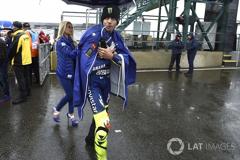 Rossi dejando la parrilla durante el Gran Premio de Gran Breta&ntilde;a