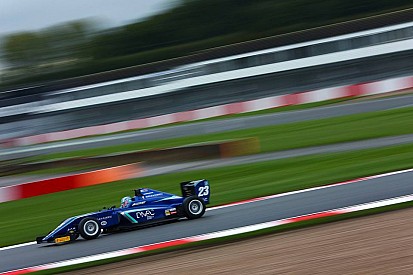 Billy Monger torna a Donington a un anno dall’incidente, firma la sua prima pole e sfiora il podio in Gara 1