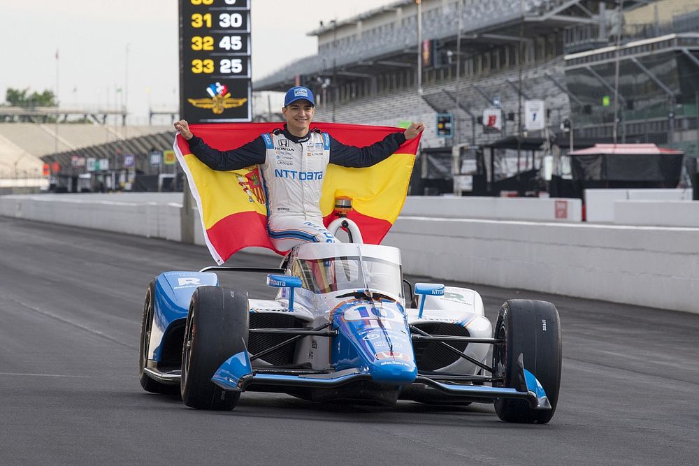 Alex Palou, Chip Ganassi Racing Honda posa con la bandera espa&ntilde;ola durante la sesi&oacute;n de fotos de la primera fila