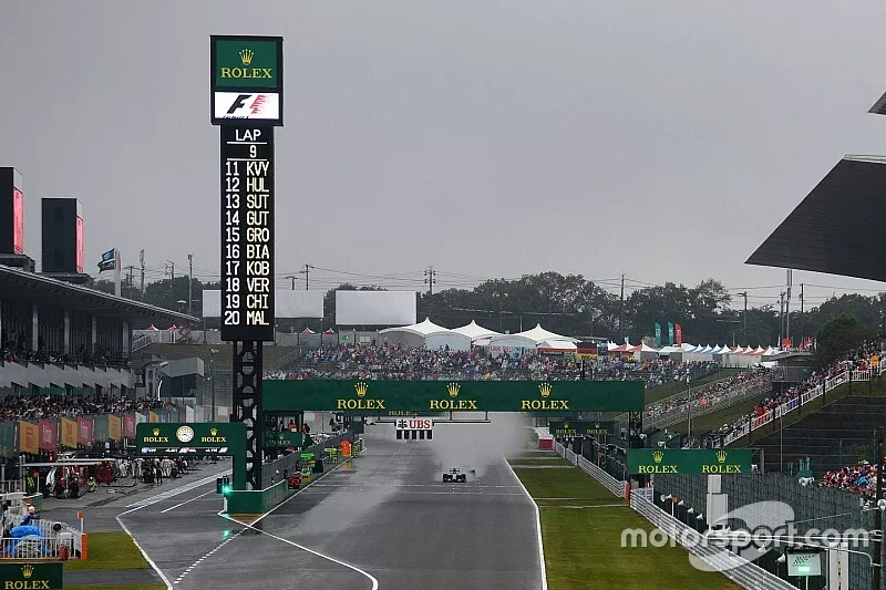  Nico Rosberg, Mercedes AMG F1 W05 voor Lewis Hamilton, Mercedes AMG F1 W05 bij de start