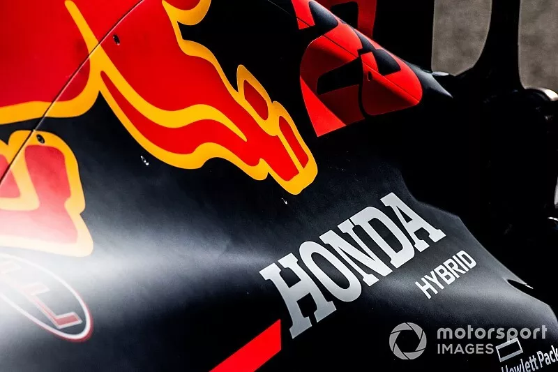 La marca Honda Hybrid en la cubierta de un motor